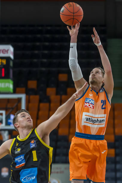 并为球队带 并为球队带