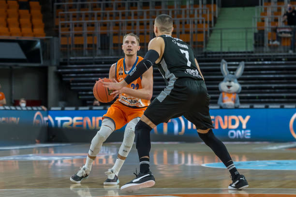 他被租借至 他被租借至